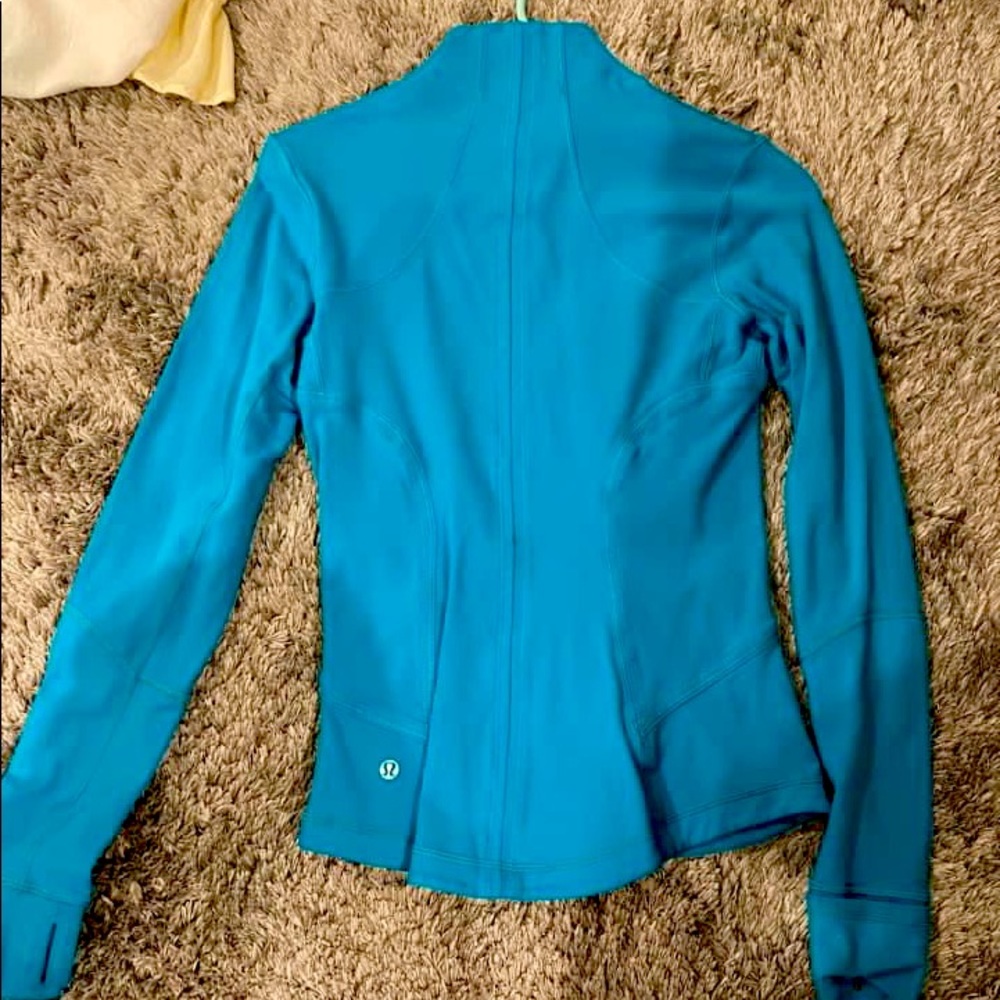 Lululemon Jacket worn twice. Perfect condition!